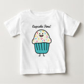 カップケーキの時間はとの甘いデザートのフォンダンを振りかけます ベビーTシャツ (正面)