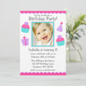 カップケーキの第1誕生日の女の子の写真の招待状 招待状 (スタンド正面)