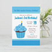 カップケーキの青い誕生日のパーティの招待状 招待状 (スタンド正面)