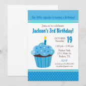 カップケーキの青い誕生日のパーティの招待状 招待状 (正面/裏面)