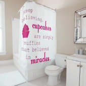 カップケーキは奇跡で信じたマフィンです シャワーカーテン (インサイチュ)