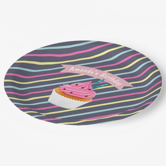 カップケーキをテーマにした誕生日パパーソナライズされたーティ ペーパープレート (アングル)