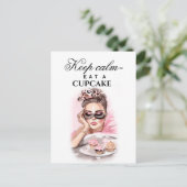 カップケーキを持ったファッションの女の子 ポストカード (スタンド正面)