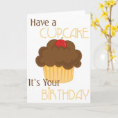 カップケーキを持って誕生日グリーティングカード カード (黄色い花)