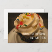 カップケーキを持っ食べて誕生日はがき ポストカード (正面/裏面)