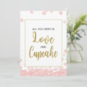 カップケーキサインブライダルシャワー |ピンクと金ゴールド 招待状 (スタンド正面)