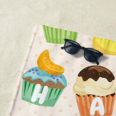 カップケーキハッピーバースデーにかわいいお菓子を付け加える ビーチタオル (インサイチュ)