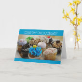 カップケーキハッピーバースデーユーモア カード (黄色い花)