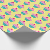 カップケーキパターンピンクの青く黄色いかわいい ラッピングペーパー (角)
