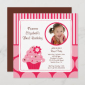 カップケーキフォト誕生日招待状ピンクフラワードット 招待状 (正面/裏面)