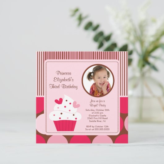 カップケーキフォト誕生日招待状ピンク水玉模様 招待状 (スタンド正面)