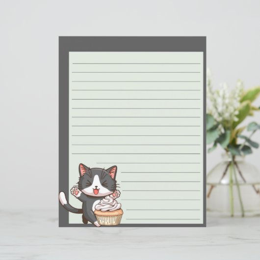 カップケーキ入りのグレーの幸せな猫の筆記用紙 (スタンド正面)