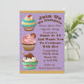 カップケーキ戦争は誕生日の紫色の招待を離れて焼けます 招待状 (スタンド正面)