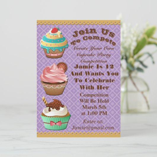 カップケーキ戦争は誕生日の紫色の招待を離れて焼けます 招待状 (スタンド正面)