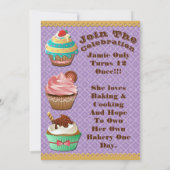 カップケーキ戦争は誕生日の紫色の招待を離れて焼けます 招待状 (裏面)