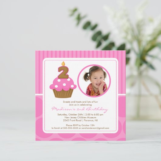 カップケーキ誕生日招待状第2誕生日ピンク 招待状 (スタンド正面)
