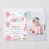 カップケーキ3回目の誕生日パーティー3つがいっぱいで甘い 招待状 (正面)