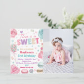 カップケーキ3回目の誕生日パーティー3つがいっぱいで甘い 招待状 (スタンド正面)