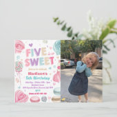 カップケーキ5th誕生日パーティー5はとても甘い写真 招待状 (スタンド正面)