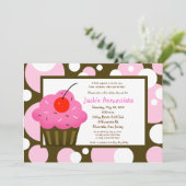 カップケーキ ベイビーシャワー モダン ドット ピンク チョコレート 招待状 (スタンド正面)