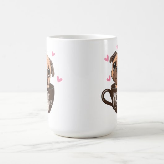 カップコーヒーの中に漫画のパグ犬が座っている コーヒーマグカップ (中央)