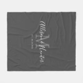カップモダンル手書きレタリンググレーモノグラム フリースブランケット (正面(横))