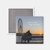 カップルがベンチで夕日を見る マグネット (正面/裏面)