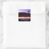 カップルがメサアーチの上から日の出を見る スクエアシール (バッグ)