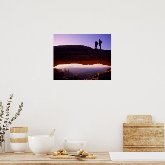 カップルがメサアーチの上から日の出を見る ポスター (キッチン)