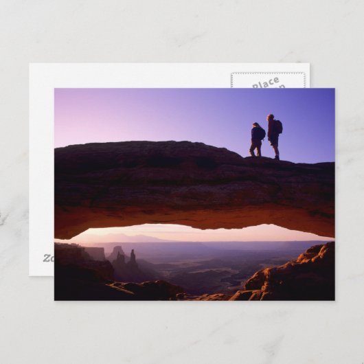 カップルがメサアーチの上から日の出を見る ポストカード (正面/裏面)