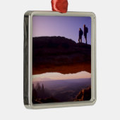 カップルがメサアーチの上から日の出を見る メタルオーナメント (右)