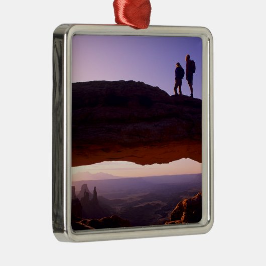 カップルがメサアーチの上から日の出を見る メタルオーナメント (右)