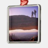 カップルがメサアーチの上から日の出を見る メタルオーナメント (左)