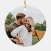 カップルとしての初めてのクリスマス、ミニマルな写真 セラミックオーナメント (裏面)
