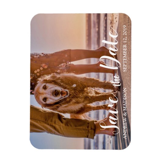 カップルとビーチ上の犬の日付を保存 マグネット (縦)