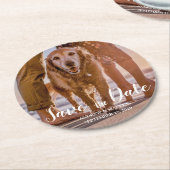 カップルとビーチ上の犬の日付を保存 ラウンドペーパーコースター (アングル)