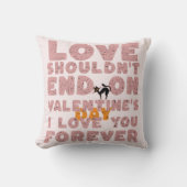 カップルのために、愛はバレンタインの日に終わるべきではない クッション (正面)