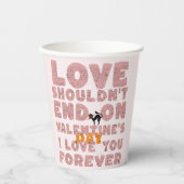 カップルのために、愛はバレンタインの日に終わるべきではない 紙コップ (正面)