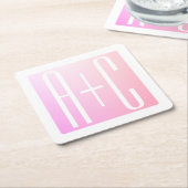 カップルのイニシャル |微妙なピンクのグラデーション スクエアペーパーコースター (アングル)