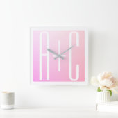 カップルのイニシャル |微妙なピンクのグラデーション スクエア壁時計 (ホーム)