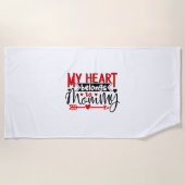 カップルのギフト私のハートはママのものだ ビーチタオル (正面)