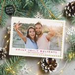 カップルのクリスマスシンプル写真金ゴールド縁ど赤 箔シーズンカード<br><div class="desc">by kat masard >>> WWW.SIMPLYSWEETPAPERIE.COM <<<光の箔でシンプル飾られたデザインカー縁どド。風景のスタイルも水平な写真であなたの美しい家族を表示する。連絡もし救済の写真をkat@simplysweetpaperie.comに収める</div>