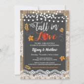 カップルのシャワーの素朴な黒板は恋に落ちます 招待状 (正面)