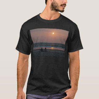 カップルのビーチでサンセット Tシャツ