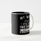 カップルのユーモア、私の妻は、私は2つの欠点を持っていると言う ツートーンマグカップ (正面右)