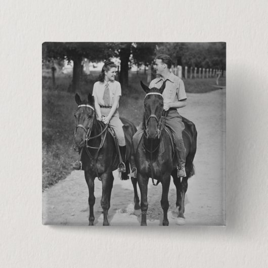 カップルの乗馬馬 缶バッジ (正面)