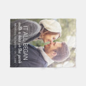 カップルの写真すべてが始まったパーソナライズされた場所 フリースブランケット (正面(横))