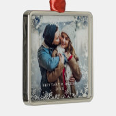 カップルの写真のクリスマスの雪片の上敷のボーダー メタルオーナメント (右)