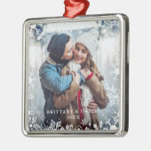カップルの写真のクリスマスの雪片の上敷のボーダー メタルオーナメント (左)