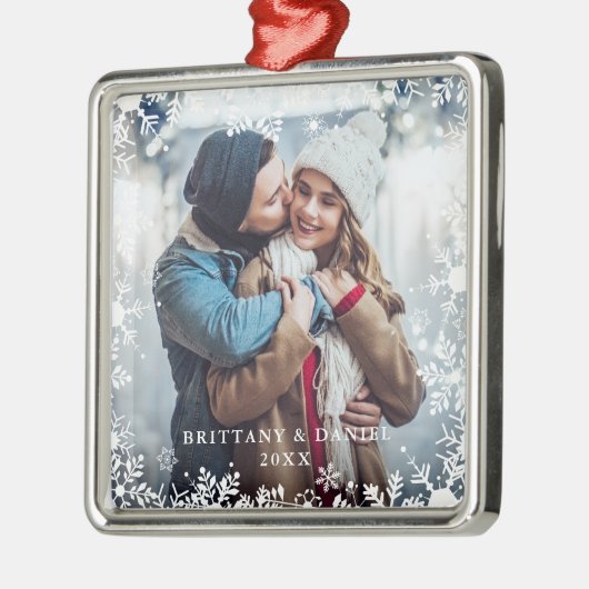カップルの写真のクリスマスの雪片の上敷のボーダー メタルオーナメント (左)